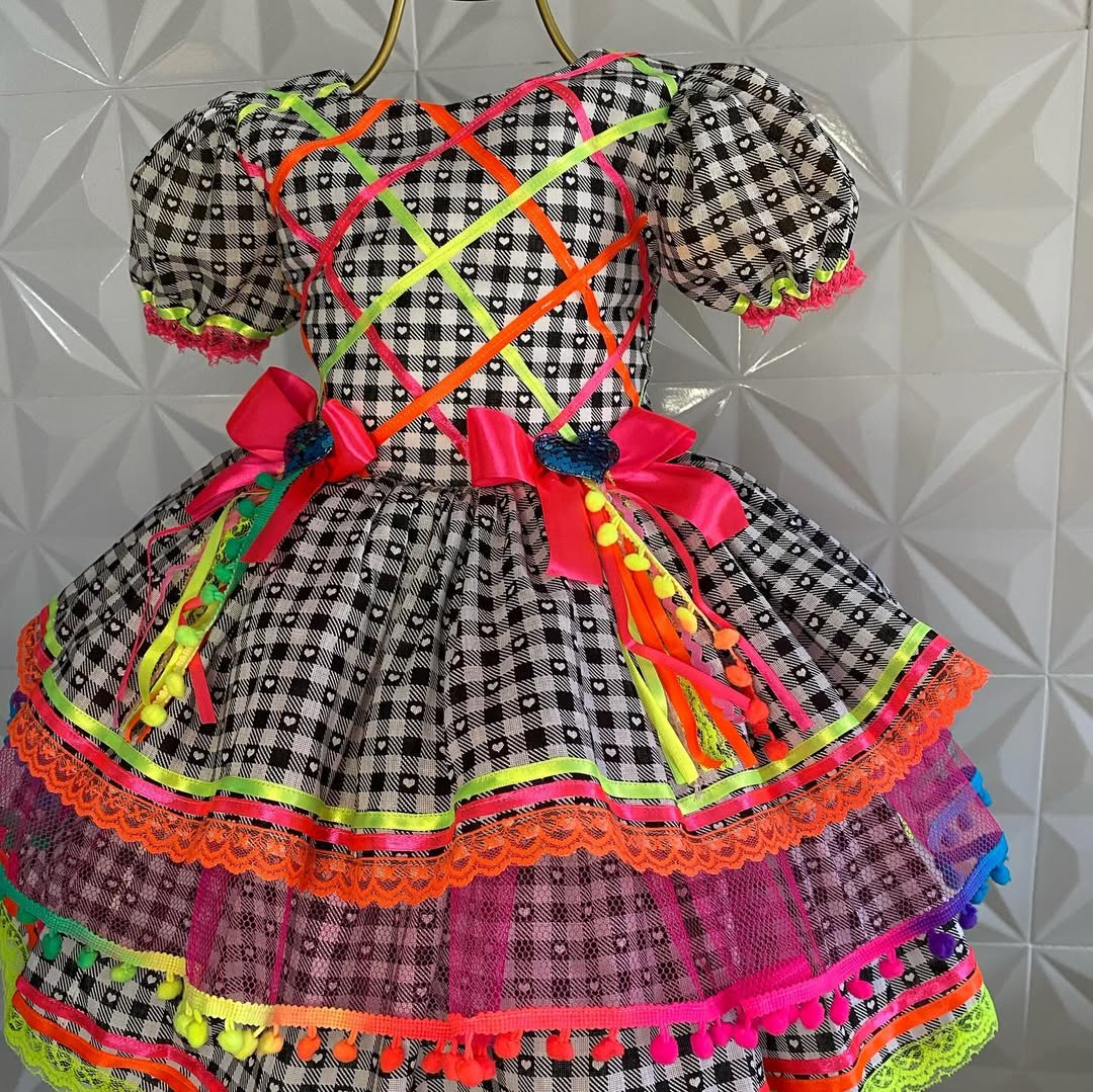 Vestido Infantil Festa Junina Xadrez Corações e Pompons