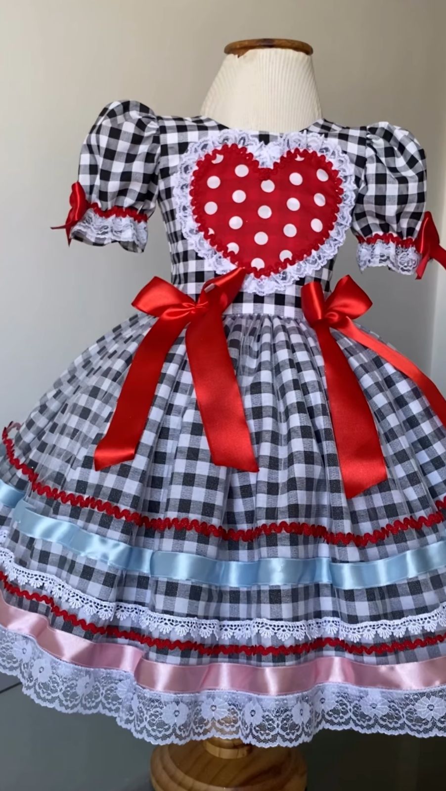 Vestido de Festa Junina – Clássico Xadrez Preto Bordado