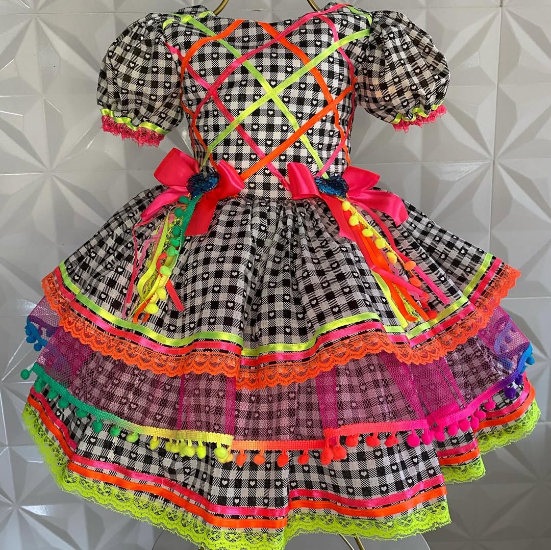 Vestido Infantil Festa Junina Xadrez Corações e Pompons