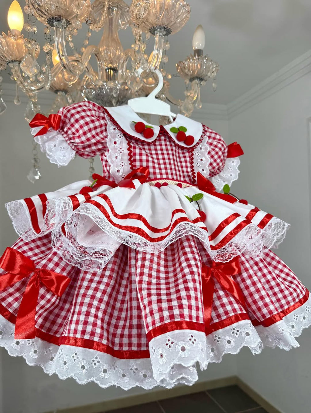 Vestido de Festa Junina - Xadrez com Aplicações de Cereja
